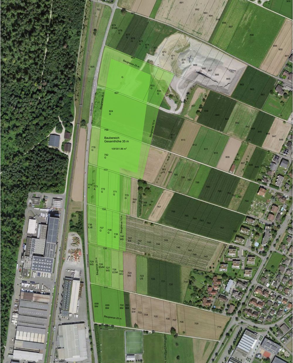 Luftbild des Perimeters Hochstross Ost mit dem grün markierten Baubereich entlang der Kantonsstrasse K113, westlich das Waldgebiet, östlich das Dorf Würenlingen